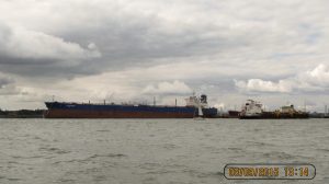 [32] VLCC At Esso Jetties